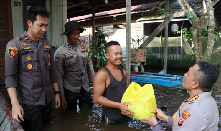 Terjang Banjir, Kapolresta Palangka Raya Salurkan Bansos bagi Warga di Kelurahan Marang