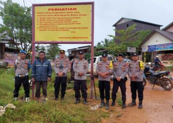 Kapolsek Sanaman Mantikei bersama personil melakukan pemasangan pelang, Senin (14/11/2022).