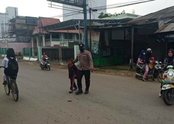 Kegiatan Polsek Dusun Tengah mengatur lalu lintas. (foto ; Iwan P)