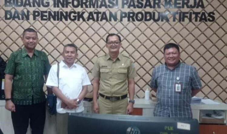 Kepala Dinas Perindustrian Transmigrasi dan Tenaga Kerja (DPTTK) Kabupaten Katingan Hariawan ketika melakukan kunjungan ke Bekasi, Jawa Barat.