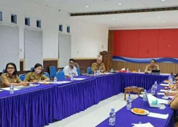 Kepala Dislutkan Darliansjah dan jajarannya mengikuti rapat persiapan Harkannas ke-9 tahun 2022 via zoom meeting dengan Direktorat Jenderal Peningkatan Daya Saing Produk Kelautan dan Perikanan, Senin (31/10/2022)