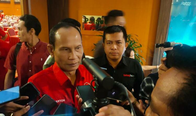 Ketua DPD PDI Perjuangan Kalteng Arton S Dohong saat diwawancara Wartawan