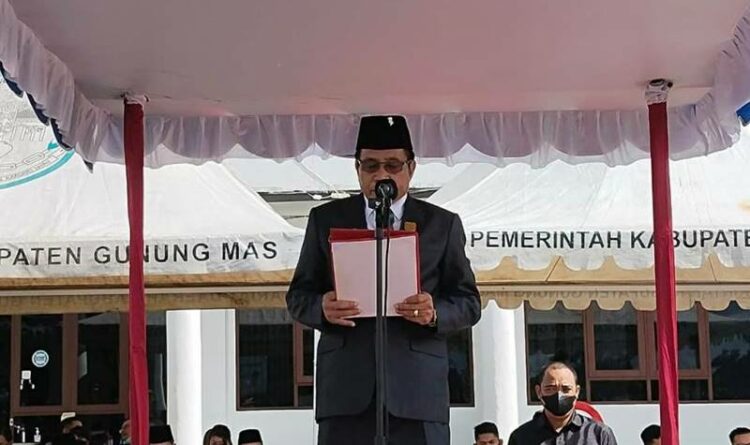 Ketua DPRD Kabupaten Gumas Akerman Sahidar sedang membacakan sambutannya saat apel hari pahlawan di depan kantor bupati setempat, Kamis (10/11)