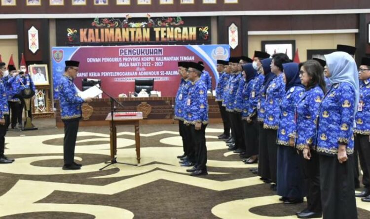 Ketua Dewan Pengurus Nasional Korpri Zudan Arif Fakrulloh mengukuhkan Dewan Pengurus Korpri Provinsi Kalteng masa bakti 2022-2027 di Aula Jayang Tingang, Rabu (2/11/2022)