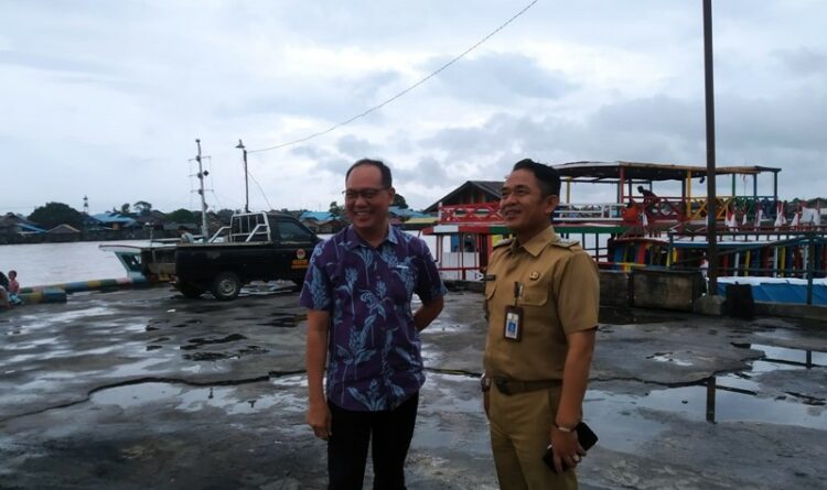 Ketua Komisi C DPRD Kota Palangka Raya, M Hasan Busyairi (kiri) pada saat meninjau pembenahan wisata kuliner Pelabuhan Rambang, bersama Camat Pahandut, Berlianto
