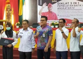 Ketua Komisi III DPRD Murung Raya, Akhmad Tafruji (ketiga dari kanan) menghadiri pembukaan Diklat 3 in 1 pembuatan batik cap angkatan 4 di Kabupaten Murung Raya
