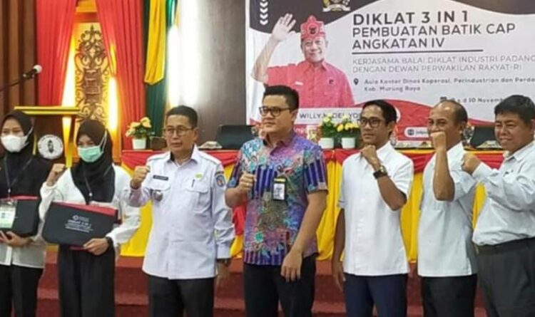 Ketua Komisi III DPRD Murung Raya, Akhmad Tafruji (ketiga dari kanan) menghadiri pembukaan Diklat 3 in 1 pembuatan batik cap angkatan 4 di Kabupaten Murung Raya