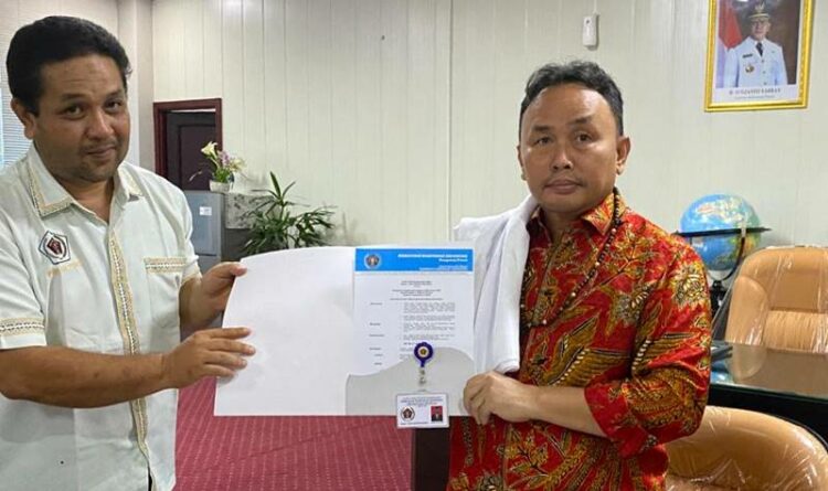 Ketua PWI Kalteng HM Haris Sadikin menyerahkan kartu anggota kehormatan PWI kepada Gubernur Sugianto Sabran, Kamis (10/11/2022)