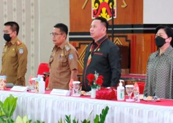 Ketua komisi I DPRD Murung Raya, Tuti Marheni (paling kanan) bersama Ketua DPRD Mura saat menghadiri Rapat Koordinasi Lintas Sektoral Dinas Kesehatan Murung Raya belum lama ini