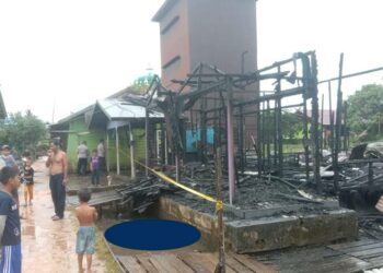 Kondisi dua rumah di Desa Samba Katung yang terbakar pada Minggu dinihari (6/11/2022).