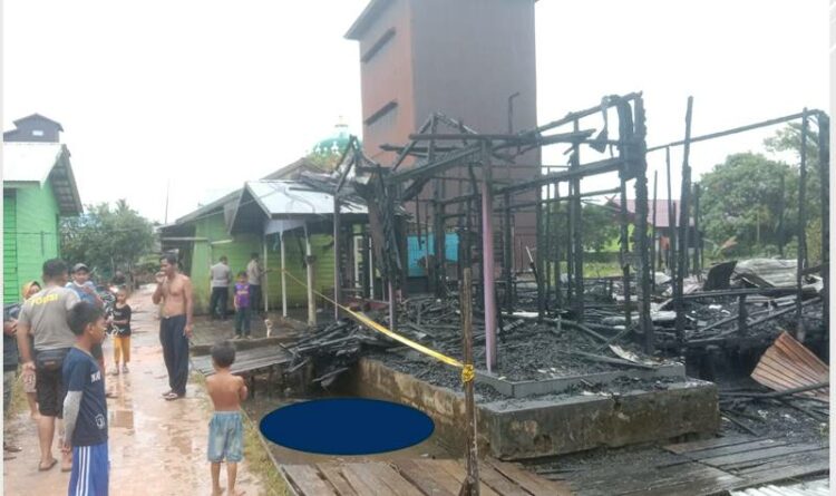 Kondisi dua rumah di Desa Samba Katung yang terbakar pada Minggu dinihari (6/11/2022).
