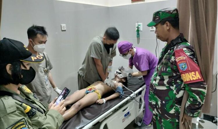 Teks Poto: Korban pada saat diberikan pertolongan pertama di Rumah Sakit Bhayangkara Tingkat III Palangka Raya.