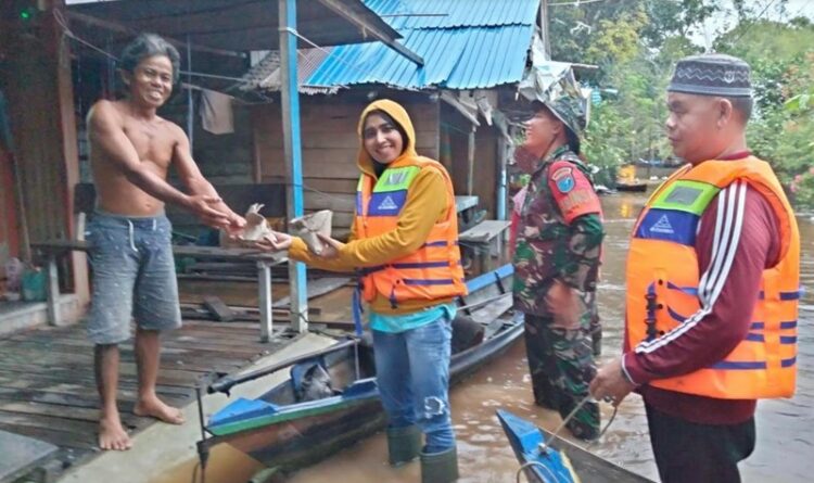 Kelurahan Marang Salurkan 200 Nasi Bungkus Bagi Warga Banjir