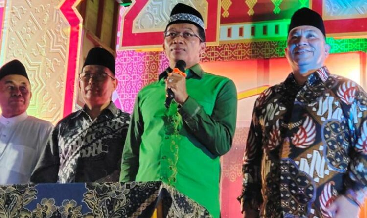 MTQ IX tingkat Kabupaten Murung Raya, Senin (31/10/2022) malam yang dibuka oleh Bupati Mura, Perdie M.Yosep (tengah batik hijau), turut dihadiri Ketua DPRD Mura, Dr. Doni SP M.Si (paling kanan)
