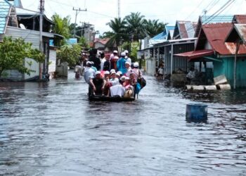 Akses jalan Terendam Banjir, Ratusan Santri Dijemput BPBD
