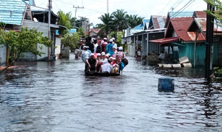Akses jalan Terendam Banjir, Ratusan Santri Dijemput BPBD