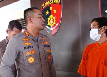 Teks Poto: Pelaku pada saat diinterogasi oleh Kapolresta Palangka Raya.