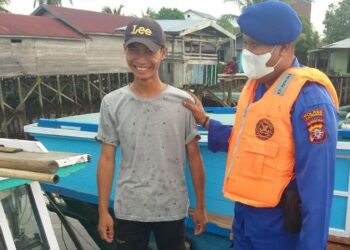 Personel Satuan Polairud Polres Katingan berbincang dengan salah seorang warga di sela patroli di bantaran Sungai Katingan