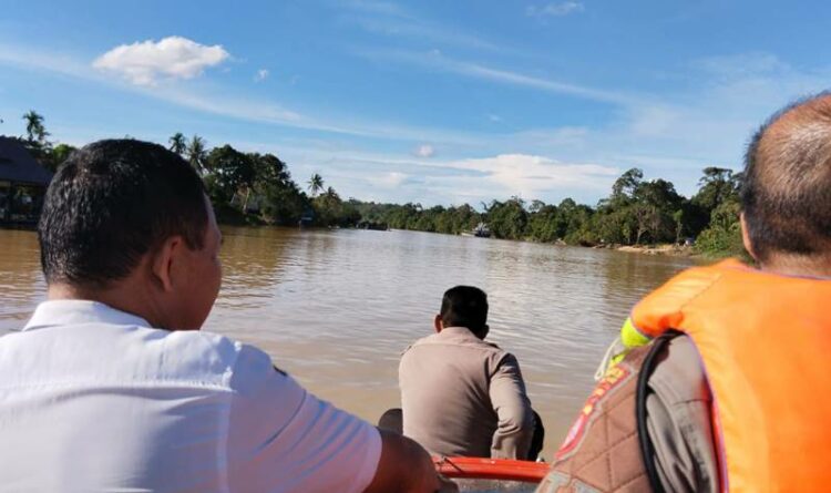 Petugas gabung sedang dalam proses pencarian terhadap korban yang diduga tenggelam di sungai Kahayan, Rabu (30/11)