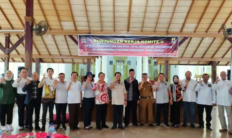 Rombongan Komite II DPD RI saat melakukan kunjungan kerja ke Cirebon. (Ist)