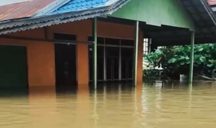 Rumah warga di Desa Pujon yang terendam banjir
