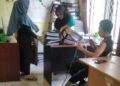 Sejumlah pegawai kantor Kecamatan Banua Lima melakukan packing berkas guna dipindahkan ke kantor baru
