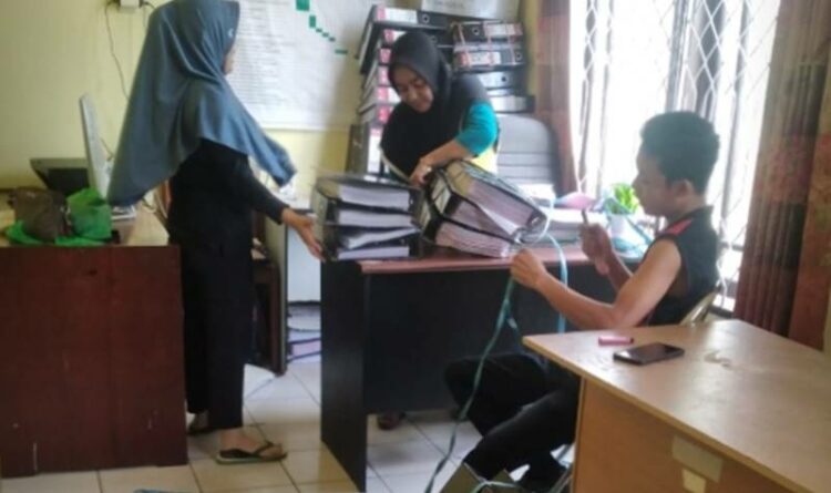 Sejumlah pegawai kantor Kecamatan Banua Lima melakukan packing berkas guna dipindahkan ke kantor baru