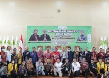 Sekda Kalteng H Nuryakin berfoto bersama peserta musyawarah nasional pertama ikatan alumni Universitas Palangka Raya (UPR), bertempat di Aula Gedung PPIG UPR, Kamis (10/11/2022).