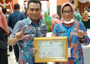 Sekda Kota Palangka Raya, Hera Nugrahayu (kanan) bersama Kepala Dinas Lingkungan Hidup (DLH) Kota Palangka Raya, Achmad Zaini, memperlihatkan penghargaan yang diperoleh