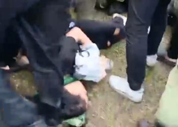 Seorang pendemo yang terinjak saat terjadi ricuh. (Foto: Tangkapan layar video)