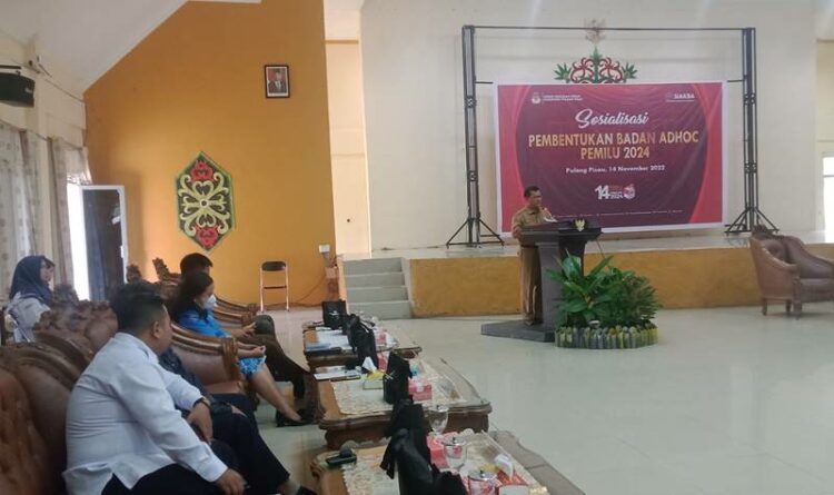 Keterangan Foto: Staf Ahli Bupati Pulang Pisau, Edi P Casmani saat membacakan sambutan pada acara pembentukan Badan Adhoc Pemilu 2024 di aula Bappeda setelah, Senin (14/11/2022)