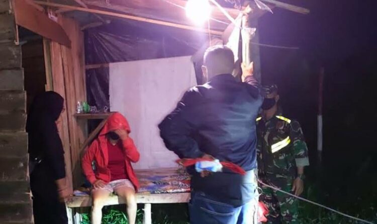 Tim gabungan dipimpin Wakil Bupati Kotim Irawati (jilbab hitam) melakukan penertiban di warung yang diduga dijadikan tempat prostitusi terselubung di Jalan M Hatta, Sampit