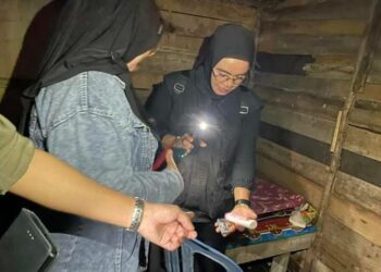 Wabup Kotim Irawati (jaket jeans) saat ikut dalam penertiban warung esek-esek di lingkar selatan Sampit