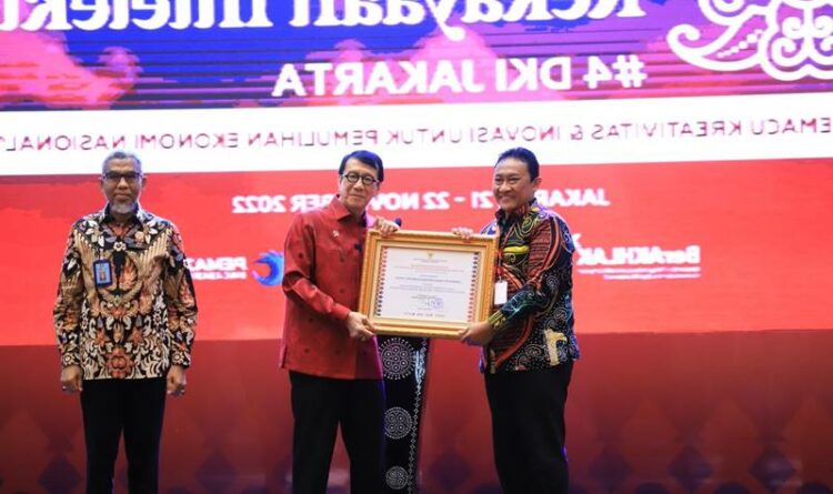 Wagub Kalteng Edy Pratowo menerima penghargaan dari Menteri Hukum dan HAM RI Yasonna H. Laoly, Senin (21/11/2022)