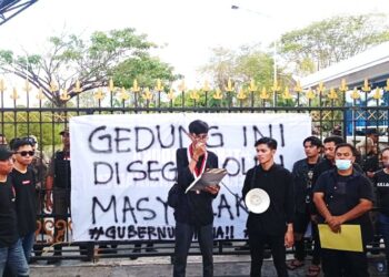 Dua Kelompok Berbeda, Adu Orasi di Kantor Gubernur Kalteng