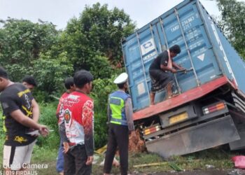 Dua Nyawa Melayang Usai Truk Tronton Tabrak 2 Pikap