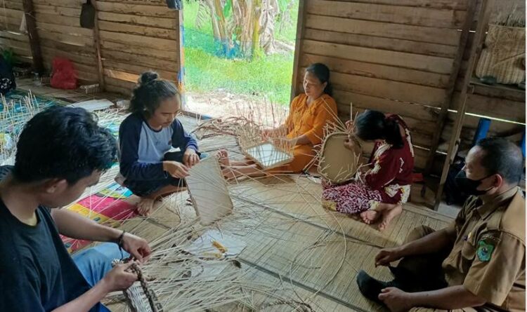 Ket foto: 30 orang pengrajin rotan Desa Pulau Telo Baru Kecamatan Selat diberikan pelatihan industri kreasi berbahan dasar hati rotan dan tanaman eceng gondok