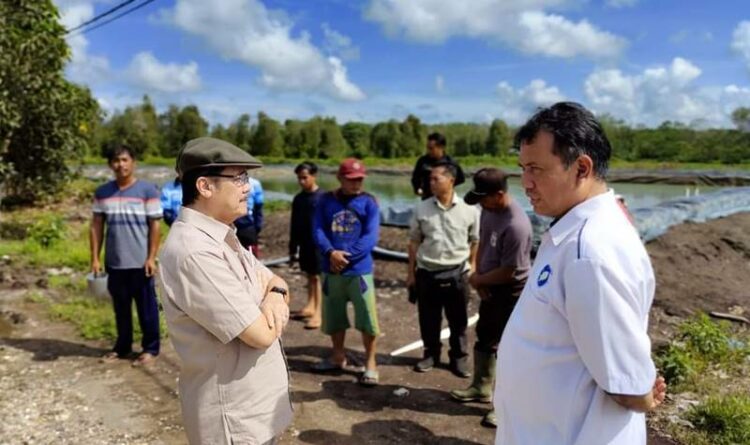 Keterangan : Anggota DPD RI, Agustin Teras Narang (topi) saat berkunjung ke IBILAGA di Pulang Pisau. (Ist)