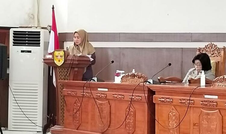 Anggota DPRD Gumas Sahriah sedang menyampaikan pandangan umum fraksinya saat rapat paripurna di gedung dewan, belum lama ini