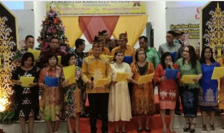 Anggota DPRD Gumas Untung J Bangas (batik hijau) bersama Bupati Gumas Jaya S Monong, pendeta bersama kepala OPD sedang menghadiri peresmian gereja di Talaken, Minggu (11/12).