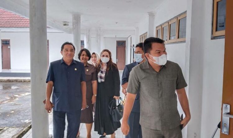 Anggota DPRD Kabupaten Gumas Pebrianto bersama koleganya sedang menuju ruang rapat paripurna di kantor dewan setempat, pekan lalu.