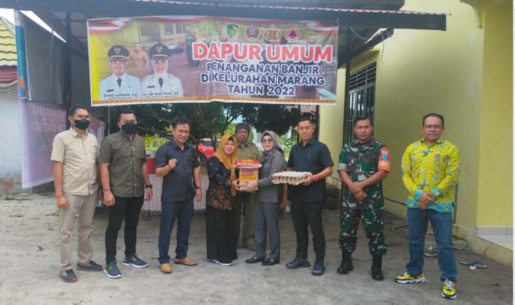 Anggota DPRD Kota Palangka Raya dari Dapil I, menyerahkan bantuan ke warga Kelurahan Marang.