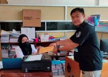Anggota Satpol PP Kabupaten Katingan menyampaikan surat terkait penerapan Perda Kawasan Tanpa Rokok (KTR) di lingkungan kantor pemerintahan daerah setempat