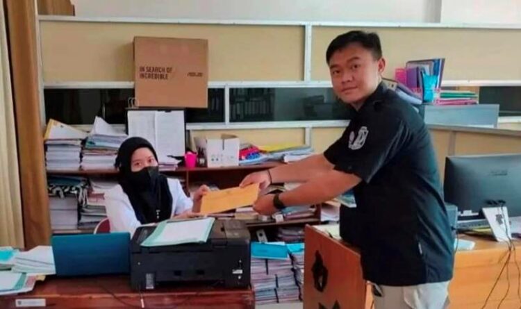 Anggota Satpol PP Kabupaten Katingan menyampaikan surat terkait penerapan Perda Kawasan Tanpa Rokok (KTR) di lingkungan kantor pemerintahan daerah setempat