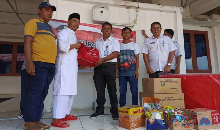 Foto// Bupati Seruyan, Yulhaidir menyerahkan bantuan untuk korban kebakaran di Desa Tumbang Gugup, Kecamatan Suling Tambun