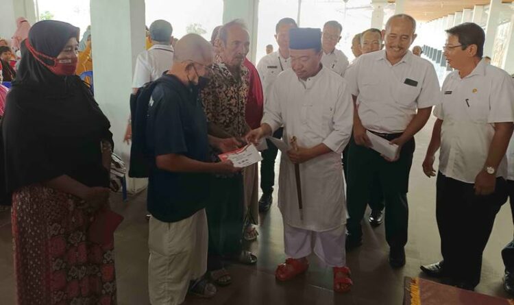 Foto// Bupati Seruyan, Yulhaidir menyerahkan secara simbolis BLT-BBM dari Pemerintah Provinsi Kalteng kepada keluarga penerima manfaat di Kabupaten Seruyan