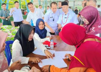 Bupati Seruyan, Yulhaidir saat memantau pelaksanaan pasar murah yang diselenggarakan Pemkab Seruyan belum lama ini di Kuala Pembuang