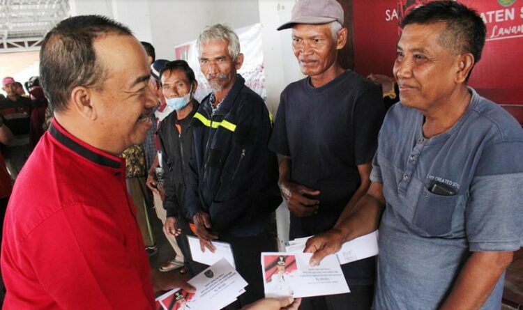 Bupati Seruyan Serahkan BLT-BBM Untuk KPM di Dua Kecamatan