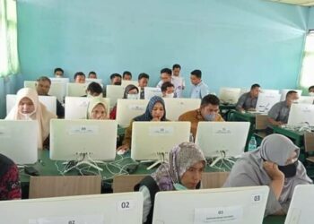 Calon anggota PPK mengikuti tes CAT