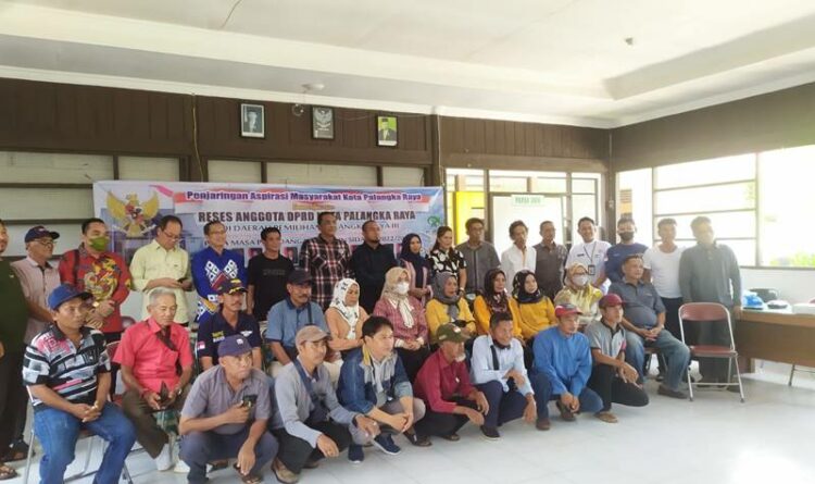 Jajaran anggota DPRD dari Dapil III Kota Palangka Raya, pada saat melaksanakan reses di Kelurahan Pahandut.